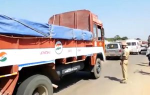 Truck develops technical snag on ghat road, traffic hit 
