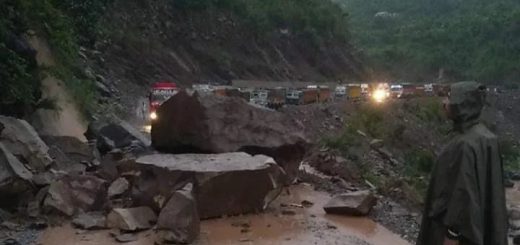 Landslide blocks Jammu-Srinagar national highway; Amarnath batch stopped