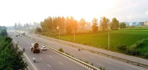 Gadkari offers 1,50,000 km of electric highways on BOT model